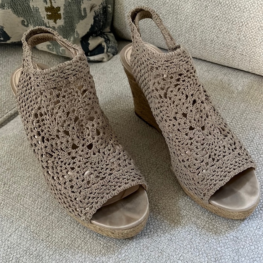 VC signature woven wedge peep toe